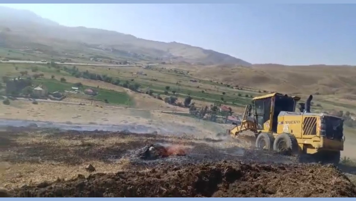 Yüksekova'da anız yangınına kepçeli müdahale