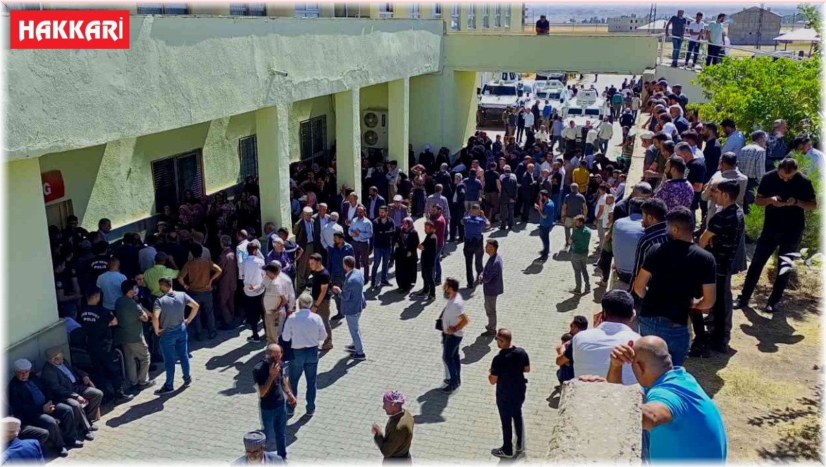 Yüksekova'da araç uçuruma yuvarlandı: 1 ölü, 1 yaralı