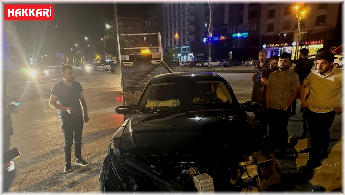 Yüksekova'da aracıyla elektrik direğine çarpan sürücü yaralandı