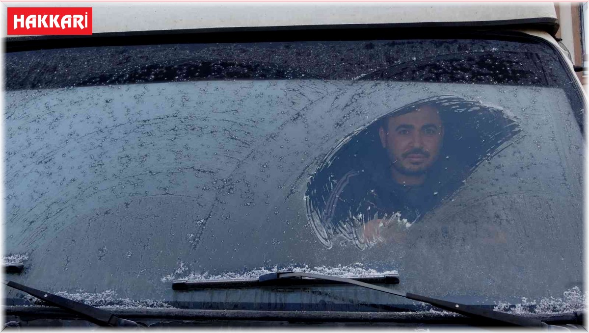 Yüksekova'da araçlar buz tuttu