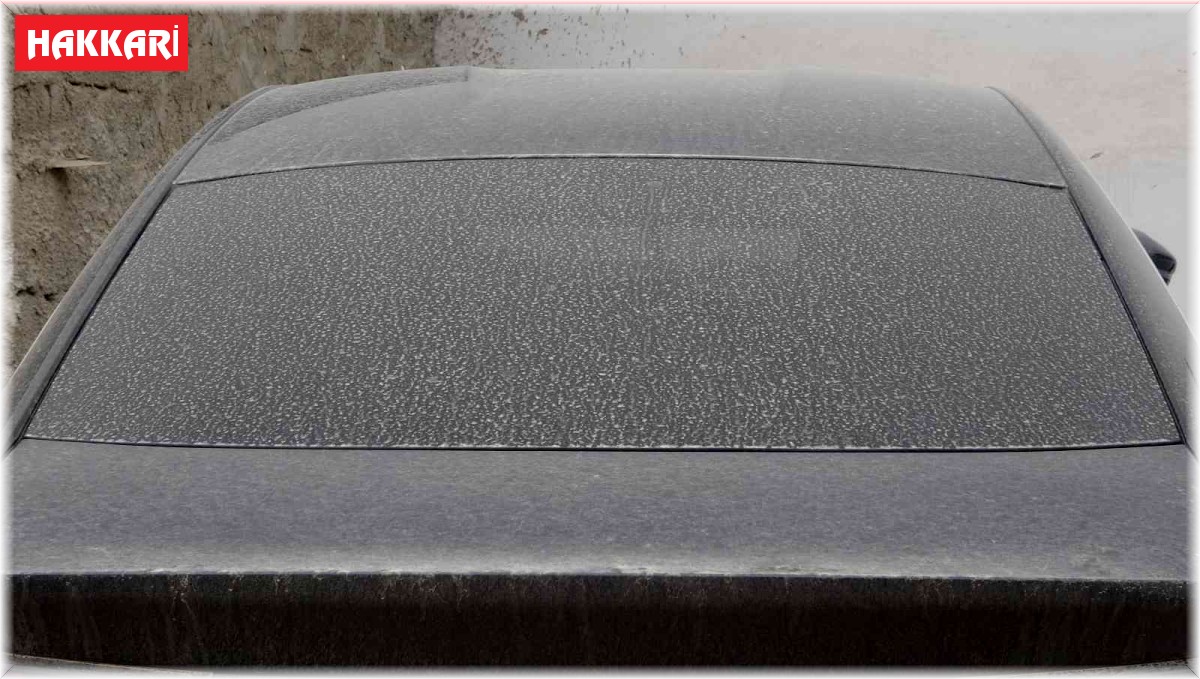 Yüksekova'da araçlar çamurla kaplandı