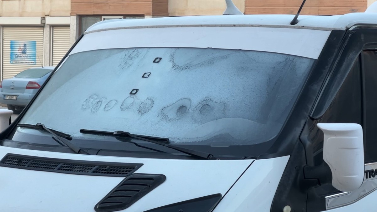 Yüksekova'da araçların camları buz tuttu