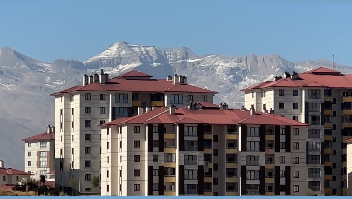 Yüksekova'da araçların camları buz tuttu, dağların tepesi beyaza büründü