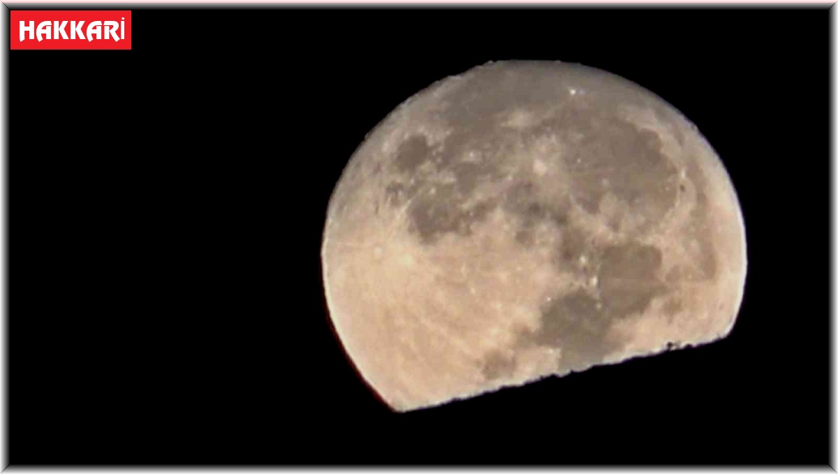 Yüksekova'da ay, geceyi gündüze çevirdi