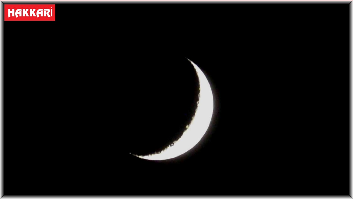 Yüksekova'da Ay hayran bıraktı