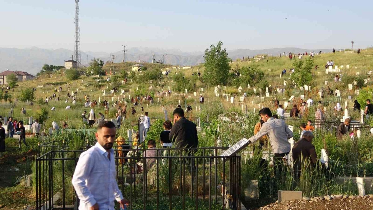 Yüksekova'da bayram namazı sonrası mezar ziyareti