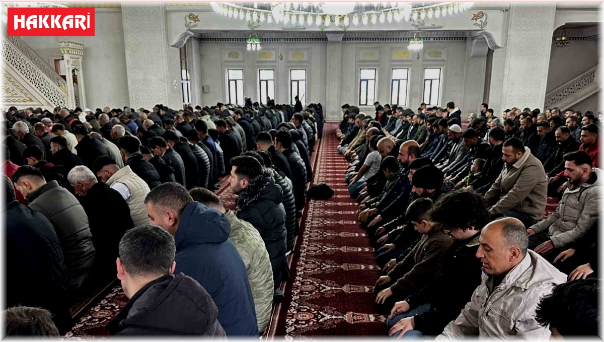 Yüksekova'da bayram namazında vatandaşlar camileri doldurdu