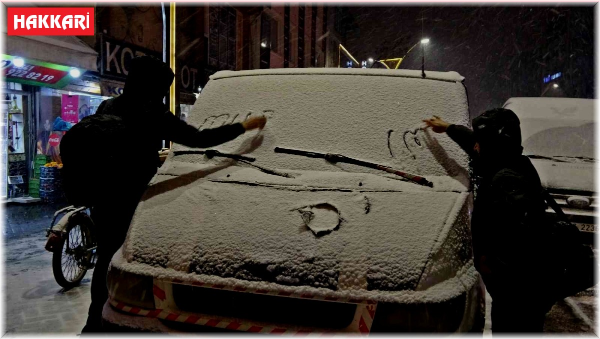 Yüksekova'da beklenen kar yağışı vatandaşları sevince boğdu