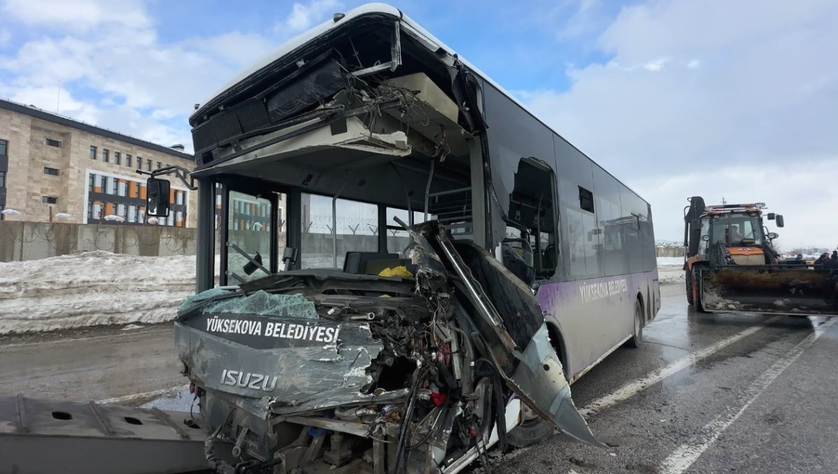 Yüksekova'da belediye otobüsü ile minibüs çarpıştı: 18 yaralı