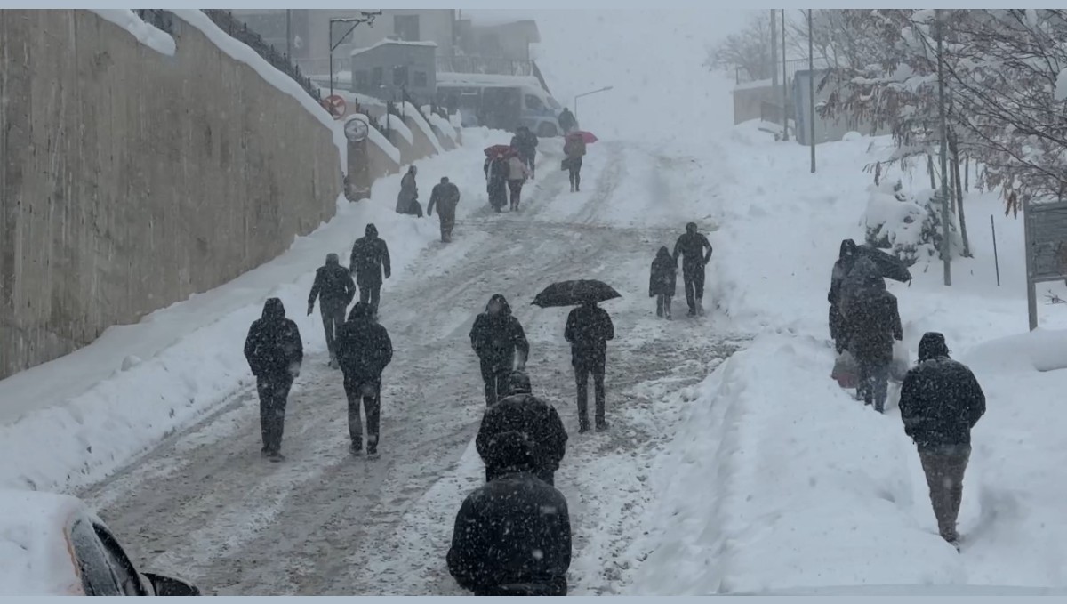 Yüksekova'da beyaz esaret: Vatandaşlar araçlarını bırakıp yürüdü