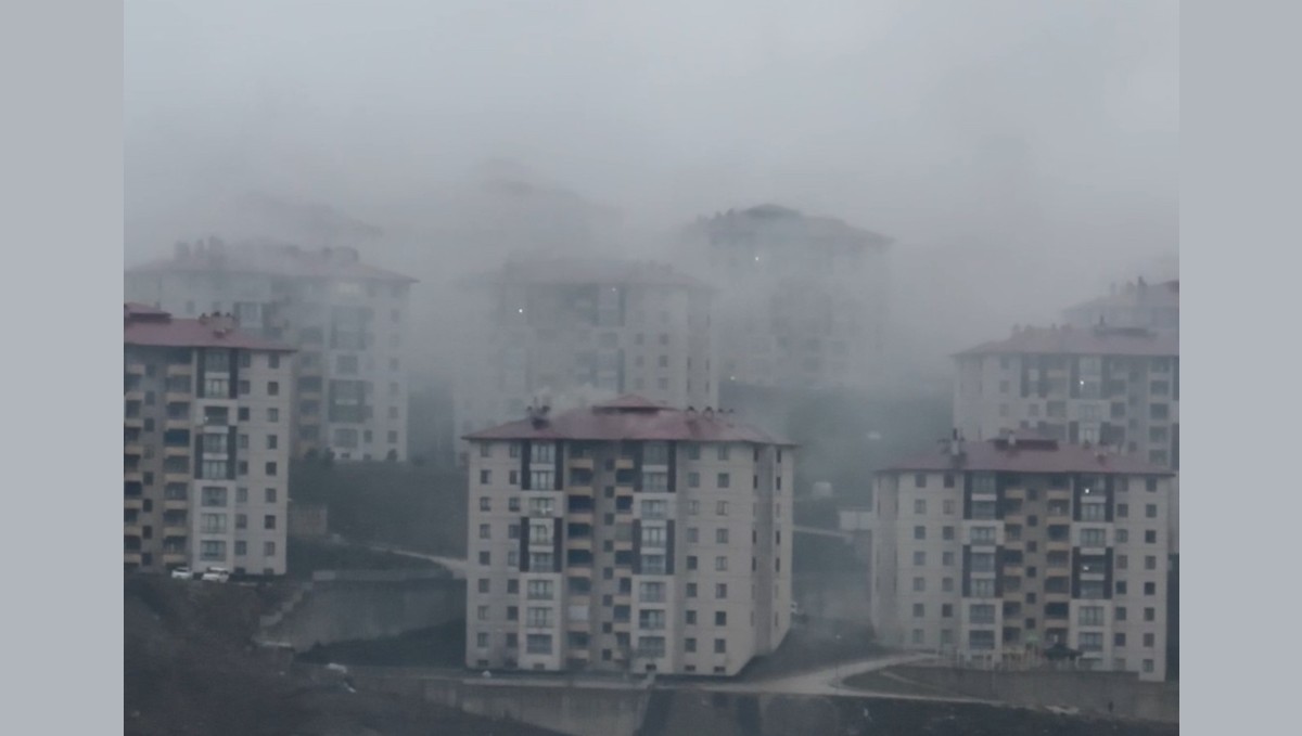 Yüksekova'da binaların üzerini kaplayan yağmur bulutları kamerada