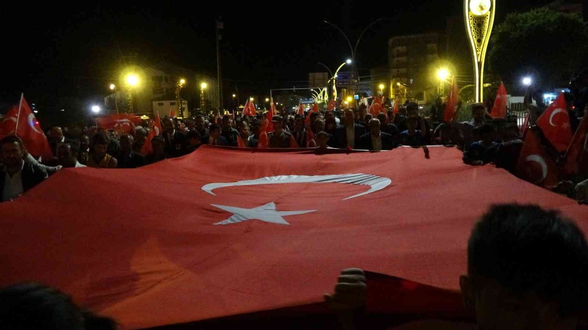 Yüksekova'da binlerce kişi dev Türk bayrağıyla '15 Temmuz Demokrasi ve Milli Birlik Günü' yürüyüşüne katıldı