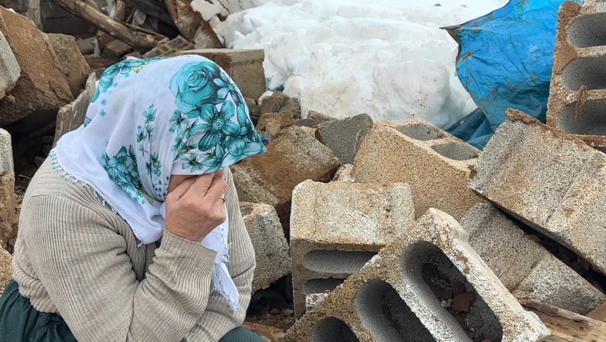 Yüksekova'da bir annenin sessiz feryadı: Zine Teyze yıkılan ahırının başında gözyaşlarına boğuldu