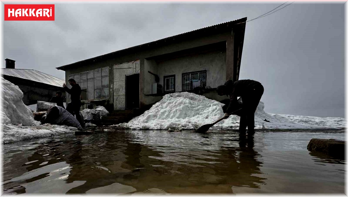 Yüksekova'da bir evin odunluğu sular altında kaldı
