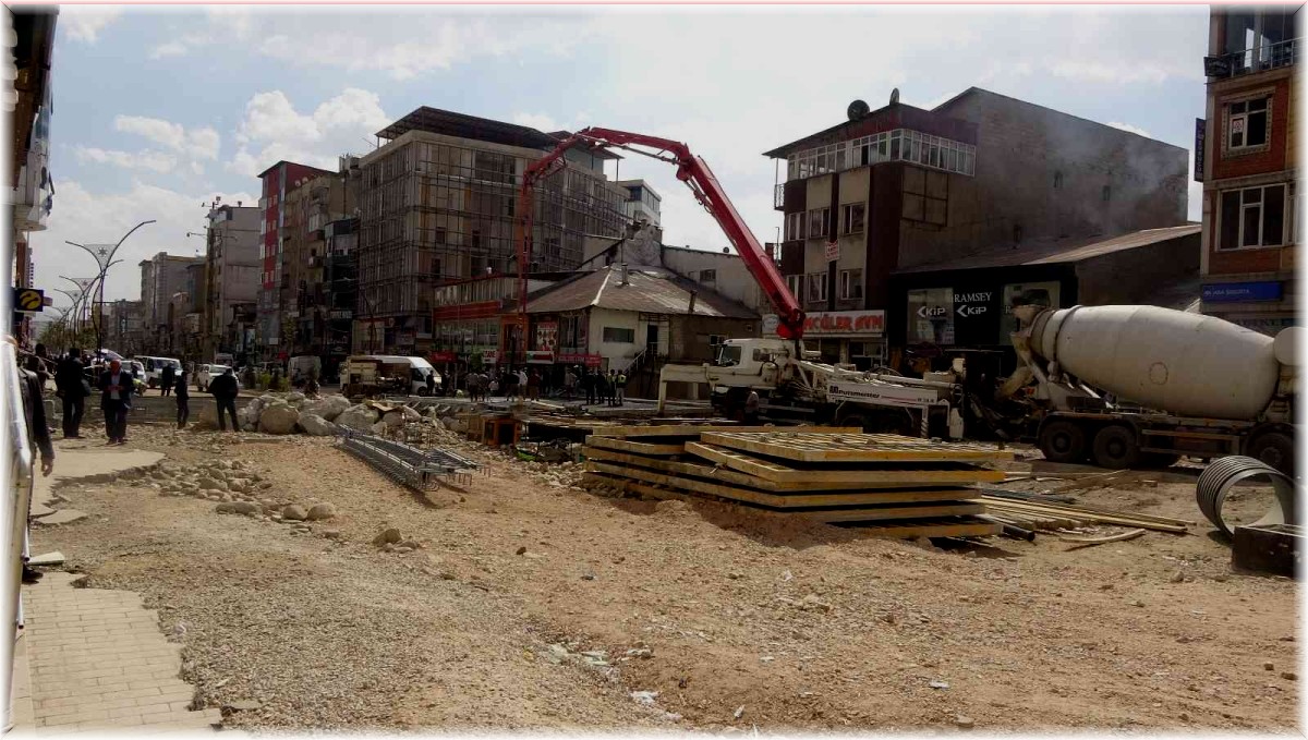 Yüksekova'da bir türlü bitmeyen yol çalışması