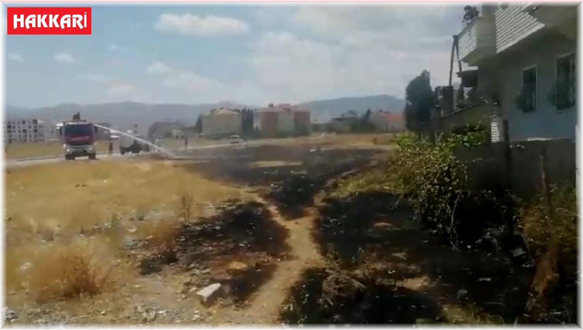 Yüksekova'da boş arazide çıkan yangın korkuttu