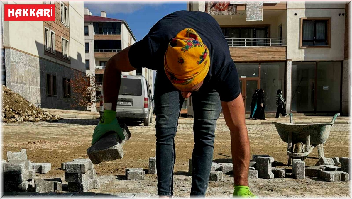 Yüksekova'da bozulan yollar onarılıyor