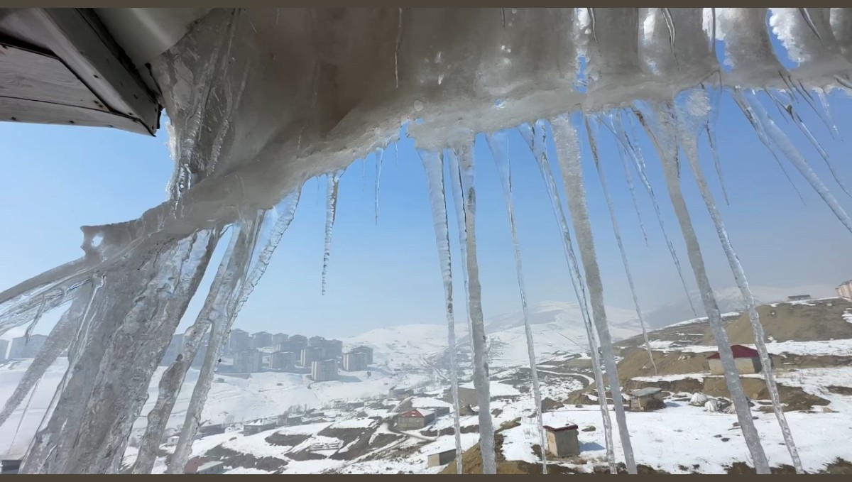 Yüksekova'da buz sarkıtları 2 metreyi geçti