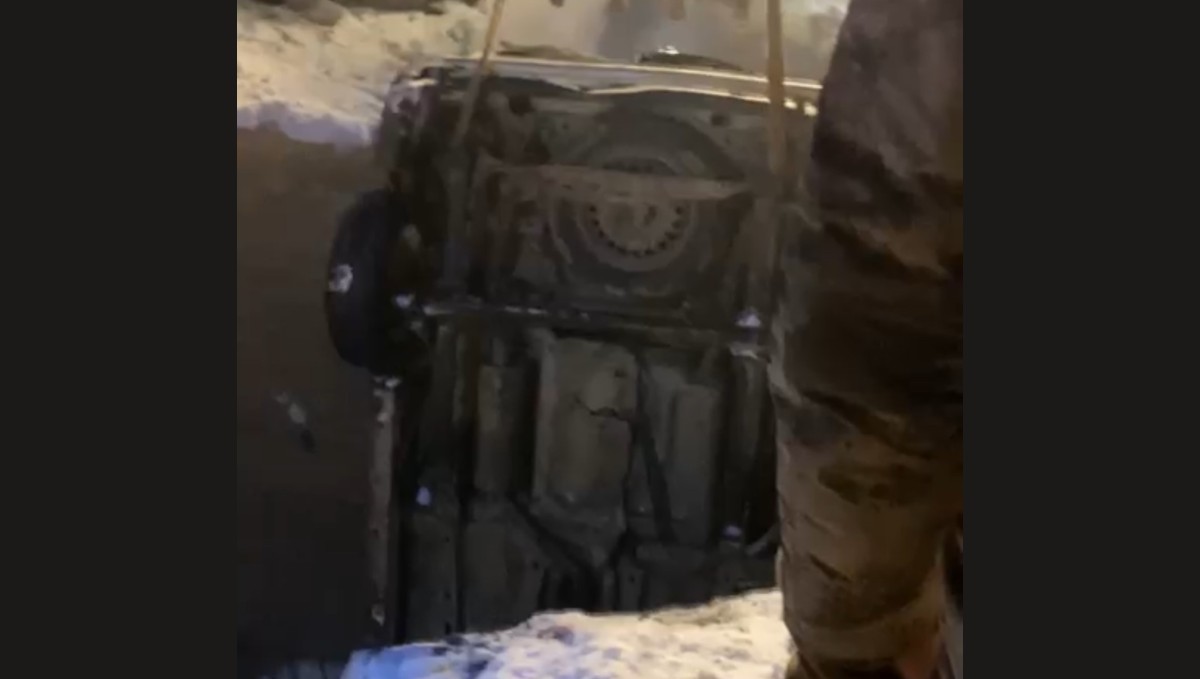 Yüksekova'da buzlanma nedeniyle köprüden düşen otomobildeki 4 kişi yaralandı