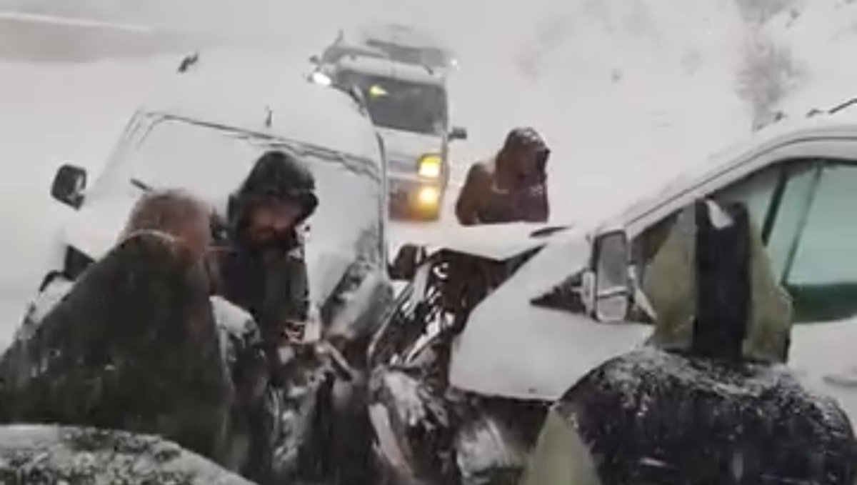 Yüksekova'da buzlu yolda 2 kamyonet çarpıştı