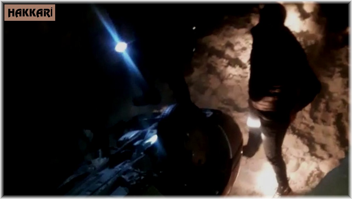 Yüksekova'da buzlu yoldan kayan araç su kanalına uçtu