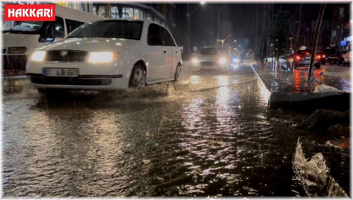 Yüksekova'da caddeler göle döndü, araçlar adeta suda yüzdü