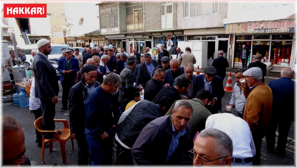 Yüksekova'da cami cemaatine Zemzem suyundan şerbet ikramı