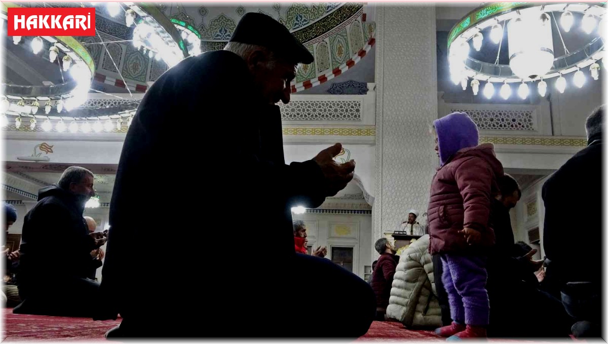 Yüksekova'da camiler doldu, eller semaya kalktı