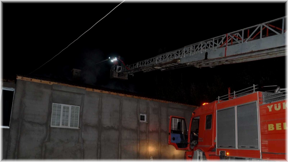 Yüksekova'da çatı yangını korkuttu, mahalleli seferber oldu