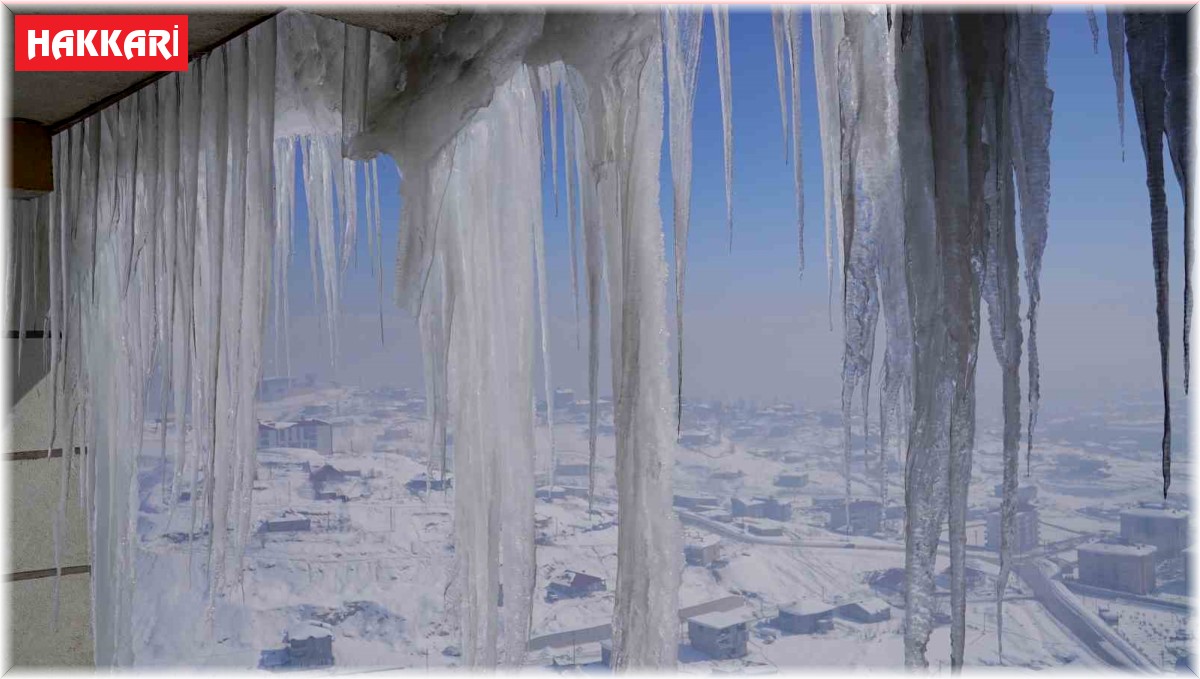 Yüksekova'da çatılardaki buz sarkıtları 4 metreyi buldu