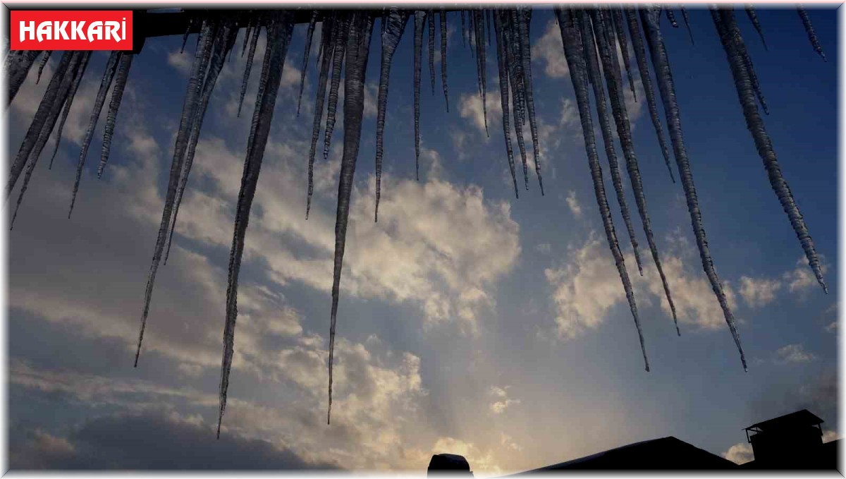 Yüksekova'da çatılardan sarkan buz sarkıtları 1 metreyi geçti