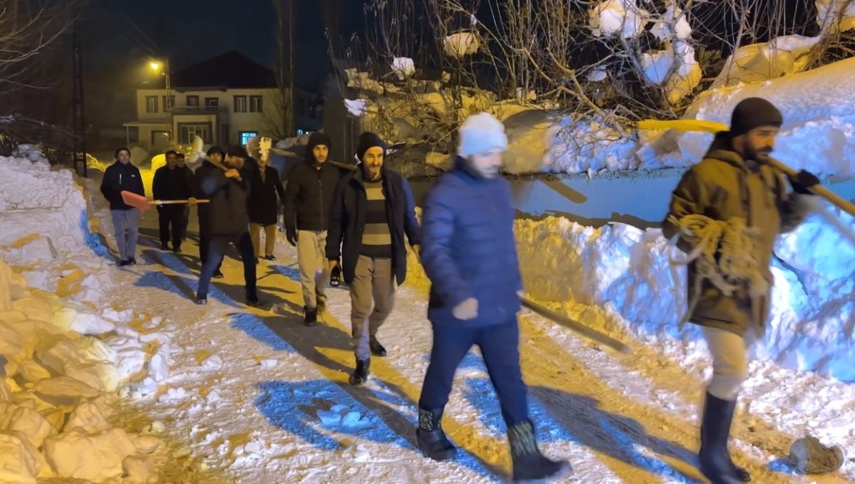 Yüksekova'da cemaat namazdayken çatı çöktü: İmam anons etti, köylü küreği ve halatıyla yardıma koştu