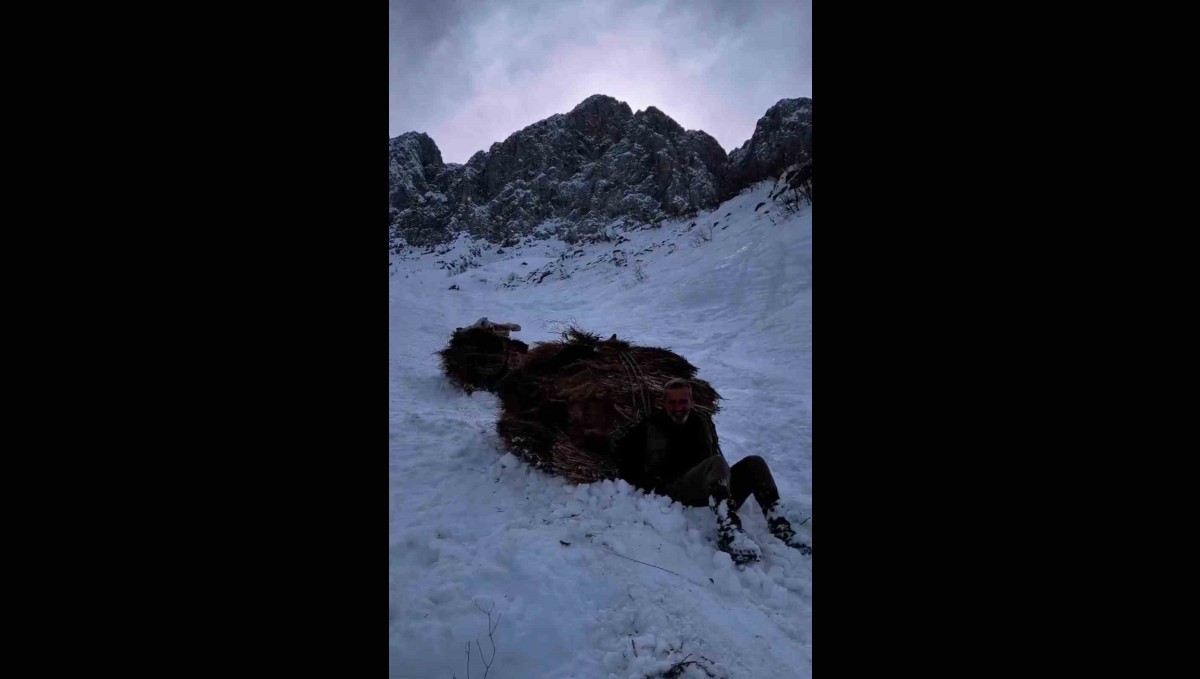 Yüksekova'da çiftçilerin zorlu kış mesaisi: 3 bin rakımdan kızak ve branda üzerinde otları indirdiler