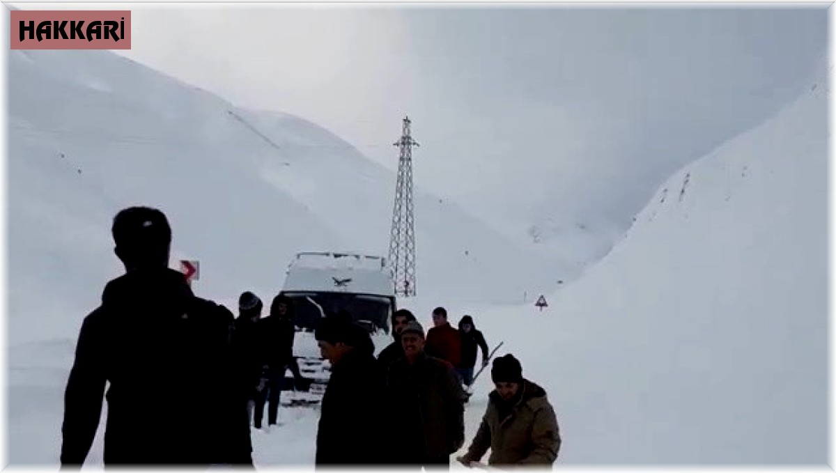 Yüksekova'da çığ düştü, çok sayıda araç ve vatandaş mahsur kaldı