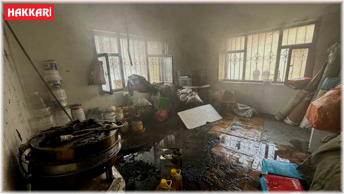 Yüksekova'da çıkan yangında ev kullanılamaz hale geldi
