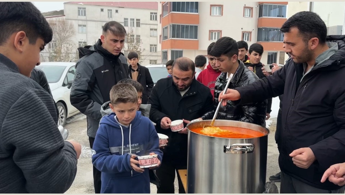 Yüksekova'da cuma namazı sonrası cemaate keledoş ikram edildi
