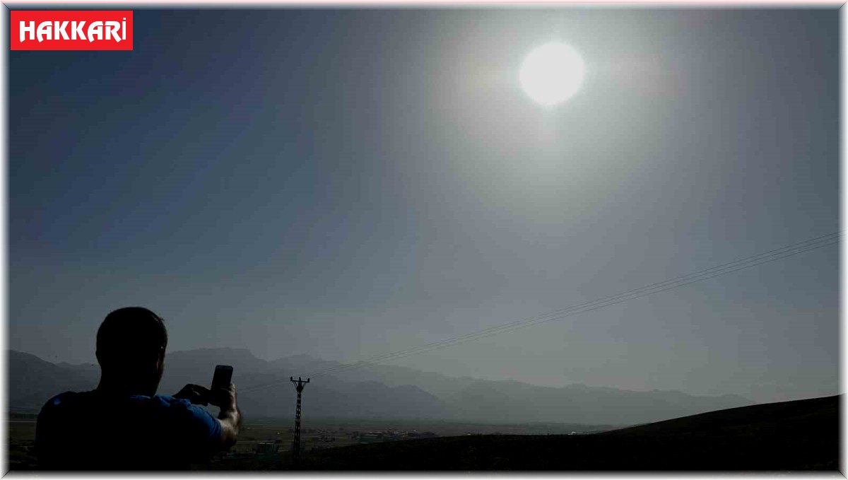 Yüksekova'da dağlar toz bulutu altında kayboldu