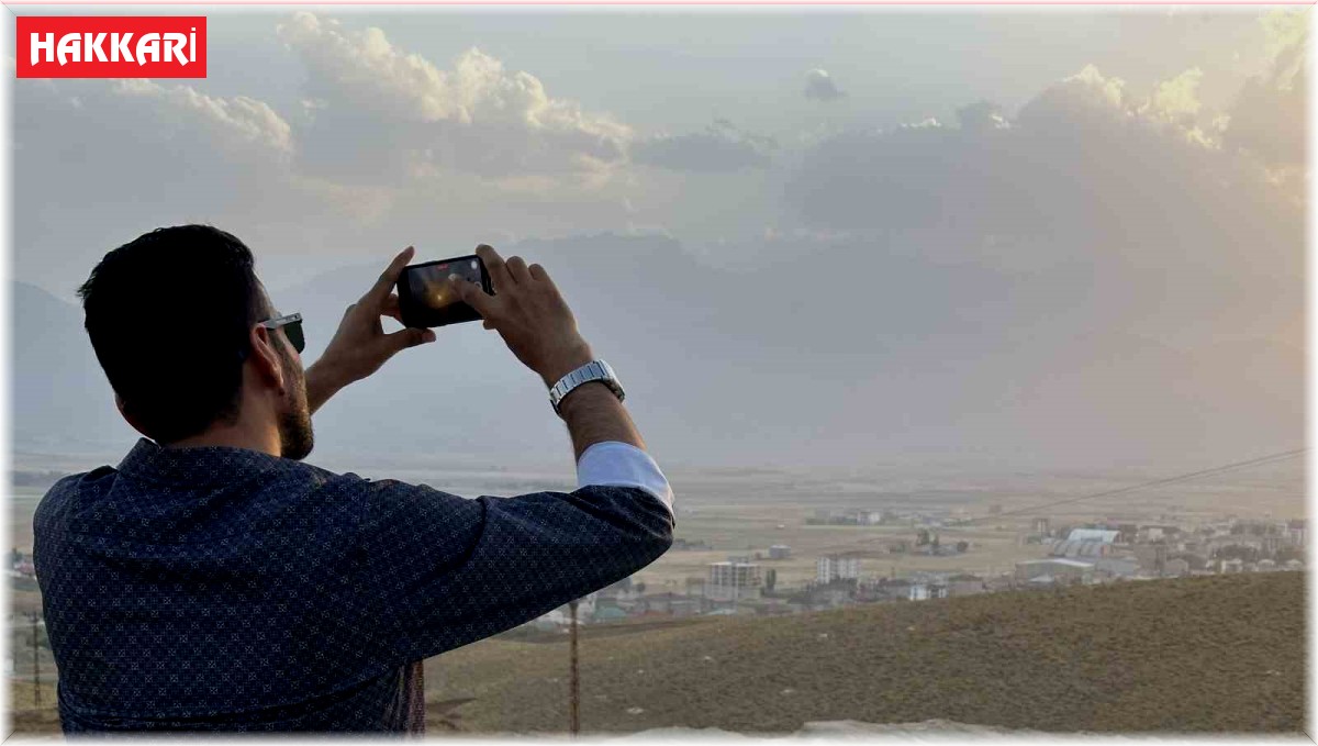 Yüksekova'da dağlar toz bulutunda kayboldu