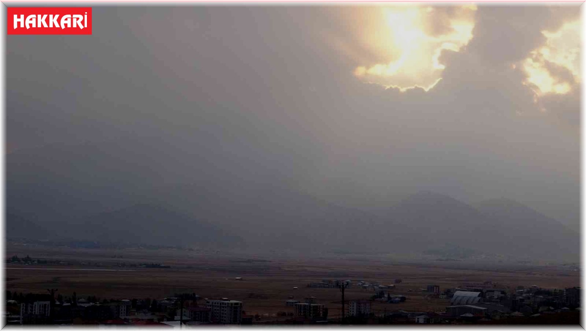 Yüksekova'da dağlar toz bulutunda kayboldu