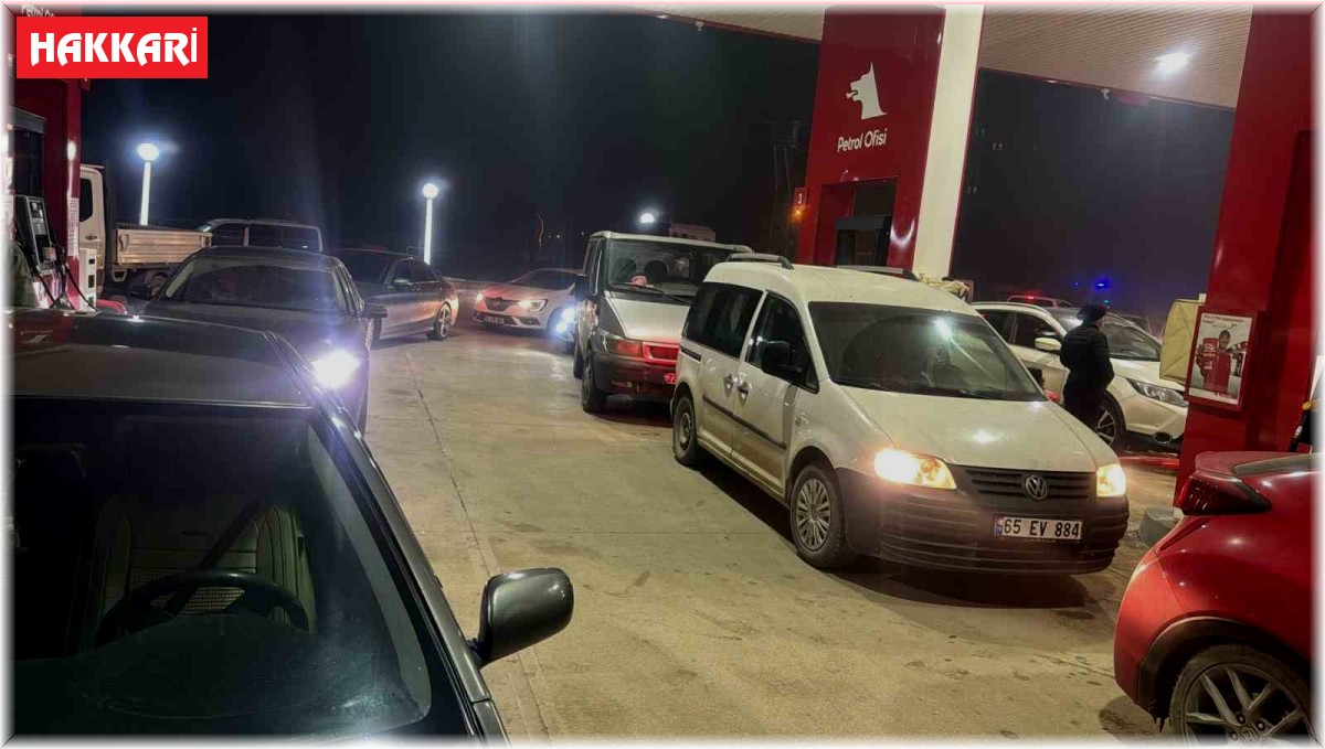 Yüksekova'da deprem sonrası akaryakıt istasyonlarında kuyruk oluştu