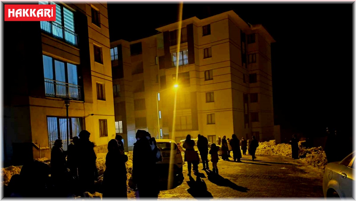 Yüksekova'da deprem sonrası vatandaşlar korkudan evlerine giremiyorlar