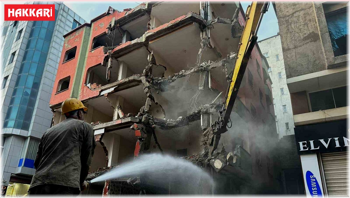 Yüksekova'da depreme dayanıksız yapılar bir bir yıkılıyor