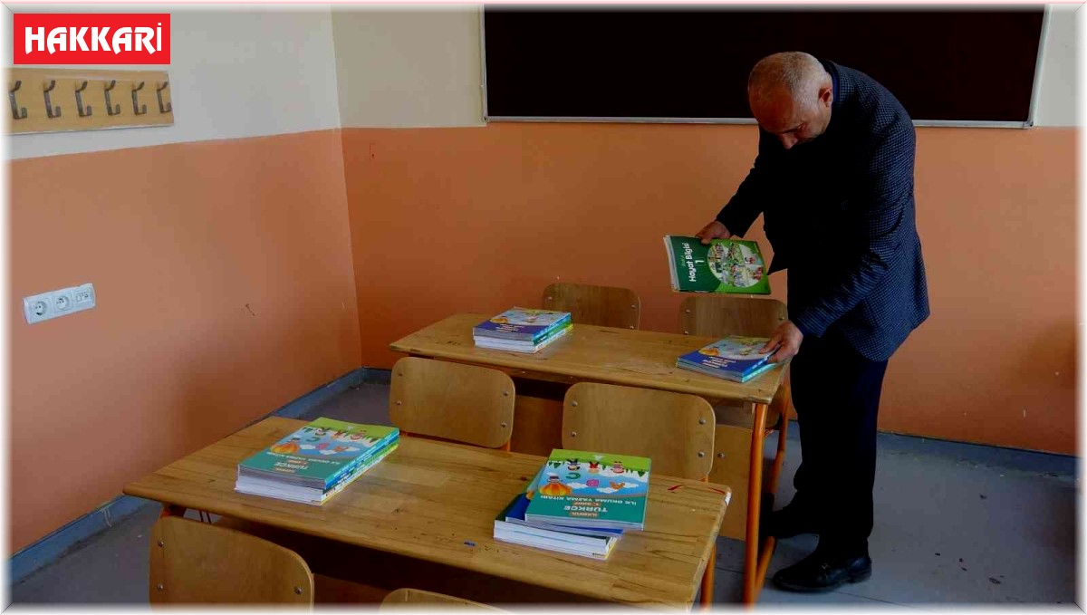Yüksekova'da ders ve kaynak kitaplar okullara dağıtılıyor