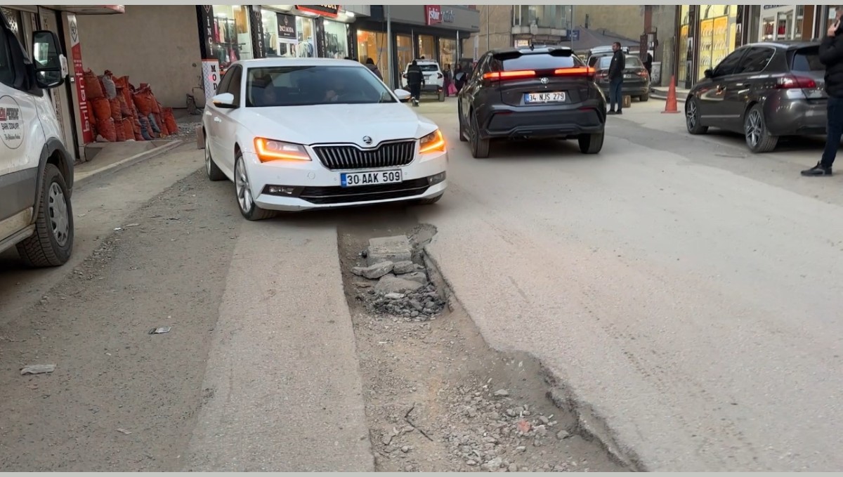 Yüksekova'da doğal gaz kazılarından dolayı yollar kullanılmaz hale geldi
