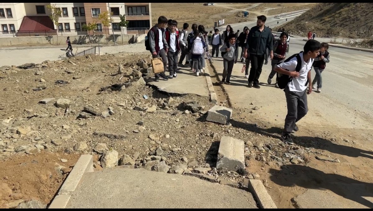 Yüksekova'da doğalgaz çalışmaları tamamlanmadı, kazılan yollar öylece kaldı