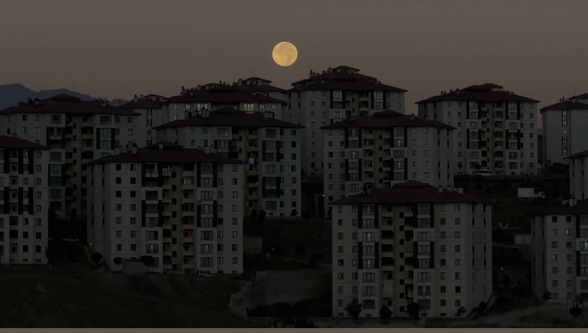 Yüksekova'da dolunay görsel şölen yaşattı