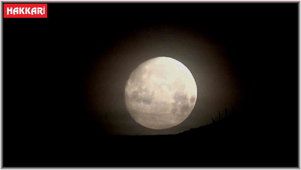 Yüksekova'da dolunay güzelliği