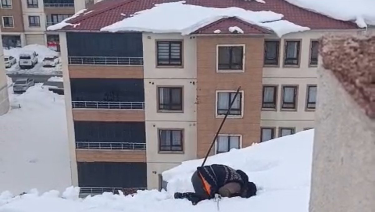 Yüksekova'da dondurucu soğuğa rağmen çatıda ibadet: Kar üzerinde namaz kıldı