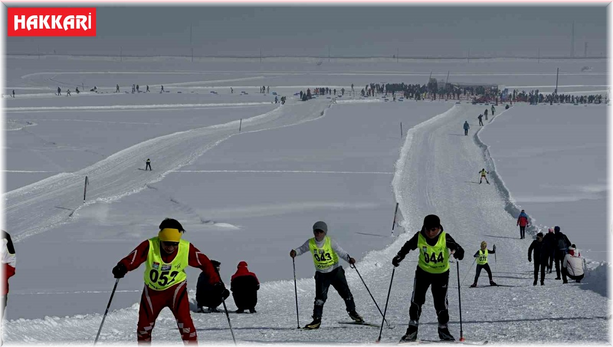 Yüksekova'da düzenlenen Türkiye kayaklı koşu eleme yarışması sona erdi