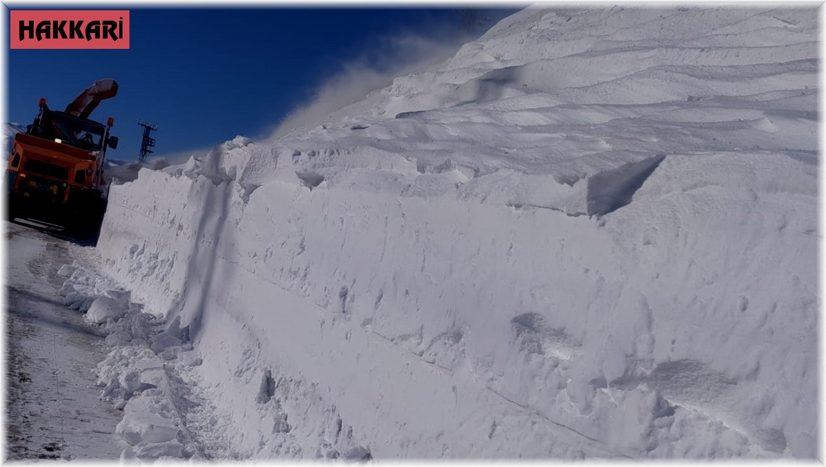 Yüksekova'da eksi 25'de karla mücadele çalışması